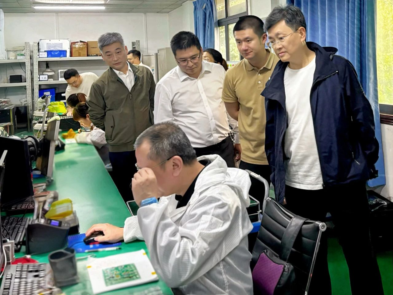 四川發(fā)展（控股）公司黨委書記、董事長徐一心一行赴天箭慣性調(diào)研指導